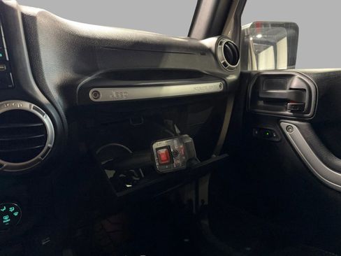 Used 2018 Jeep Wrangler Rubicon w/ Power Convenience Group image 38