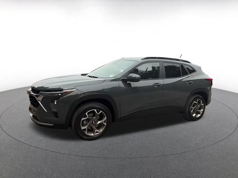 Used 2025 Chevrolet Trax LT w/ LT Convenience Package FWD image 8