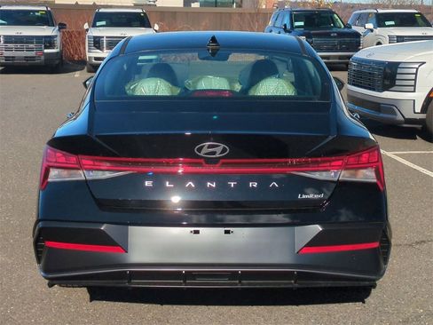 Used 2025 Hyundai Elantra Limited image 4