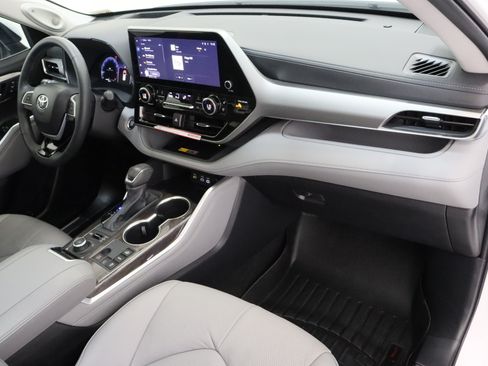 Certified 2026 Toyota Highlander Platinum AWD/4WD image 41