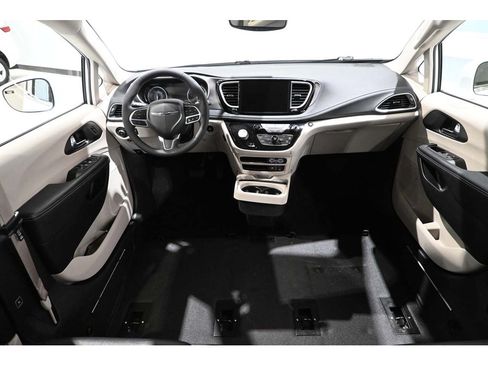 Used 2022 Chrysler Pacifica Touring-L FWD image 21