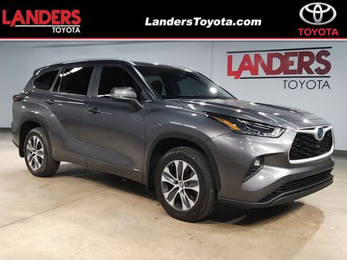Certified 2024 Toyota Highlander XLE AWD/4WD image 1