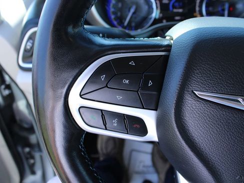 Used 2021 Chrysler Pacifica Touring-L FWD image 35