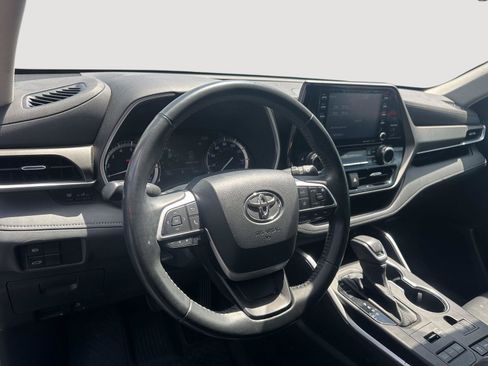 Used 2022 Toyota Highlander XLE AWD/4WD image 10