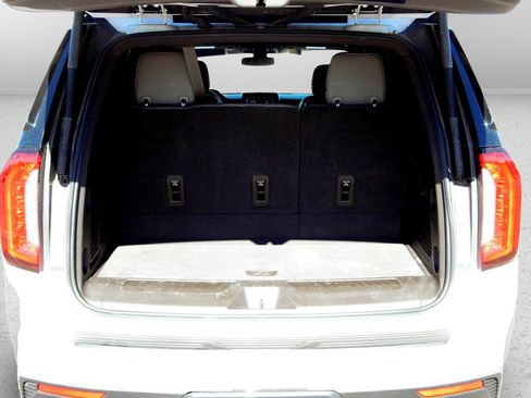 Used 2021 GMC Yukon SLT w/ SLT Premium Package image 28