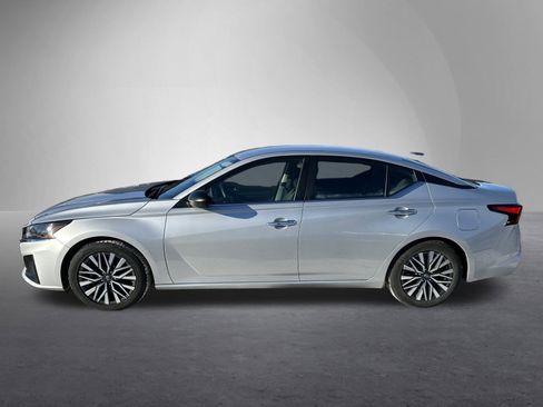 Used 2024 Nissan Altima 2.5 SV image 7