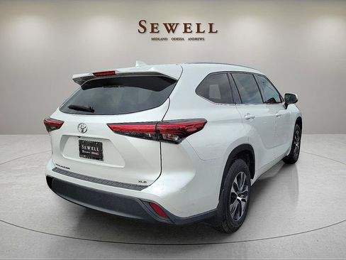 Used 2022 Toyota Highlander XLE FWD image 5