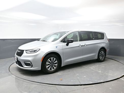 Used 2024 Chrysler Pacifica Select image 10