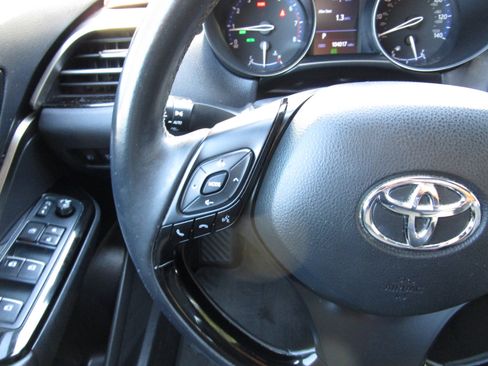 Used 2019 Toyota C-HR Limited image 12