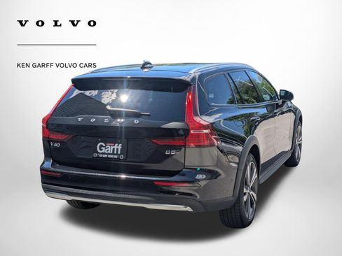 Used 2025 Volvo V60 B5 Cross Country Plus AWD/4WD image 3