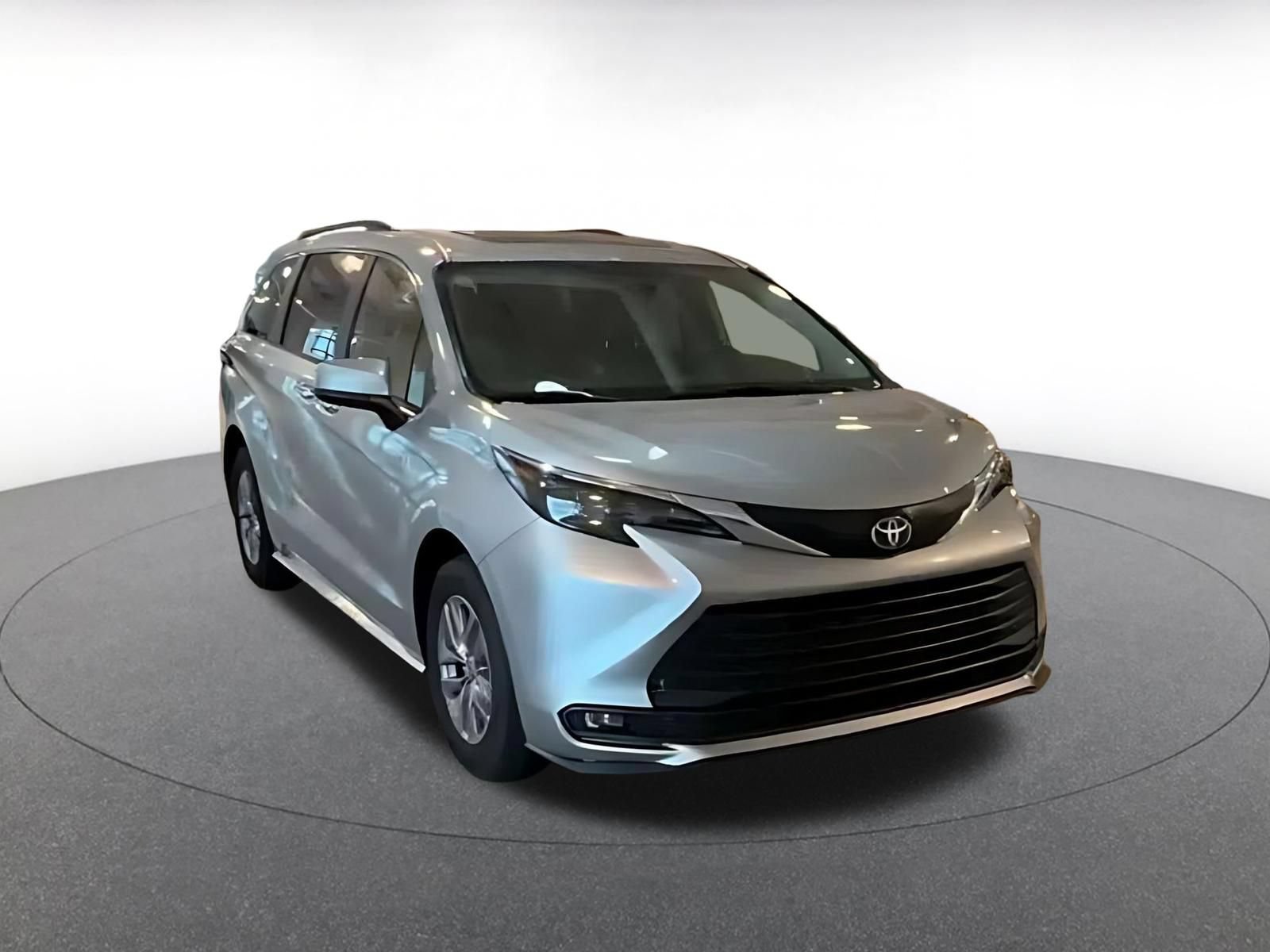Used 2025 Toyota Sienna XLE FWD image 3
