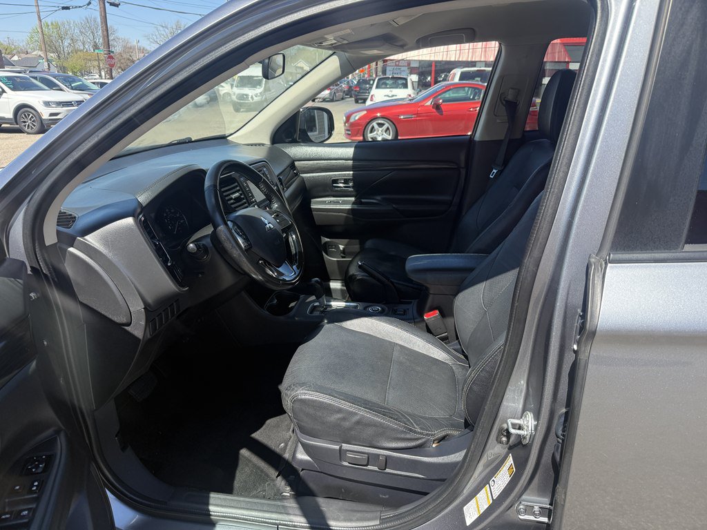 Used 2016 Mitsubishi Outlander SE AWD/4WD image 12