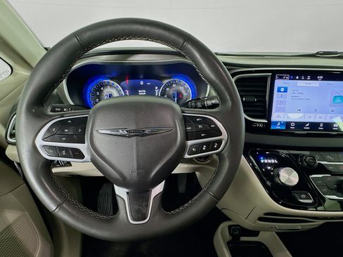 Used 2024 Chrysler Pacifica Touring-L FWD image 10
