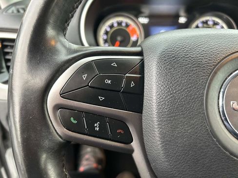 Used 2019 Jeep Cherokee Limited image 19