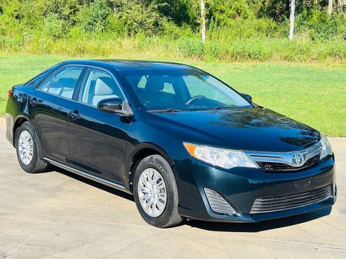 Used 2014 Toyota Camry LE image 4