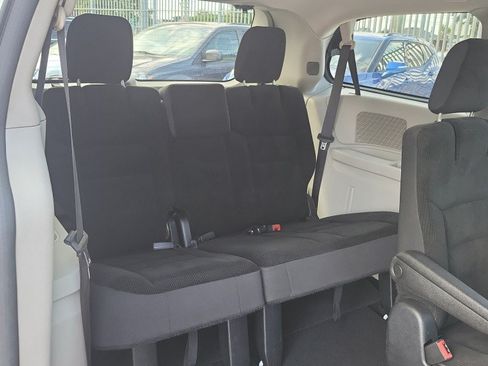 Used 2019 Dodge Grand Caravan SE FWD image 17