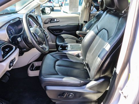Used 2024 Chrysler Pacifica Touring-L FWD image 11