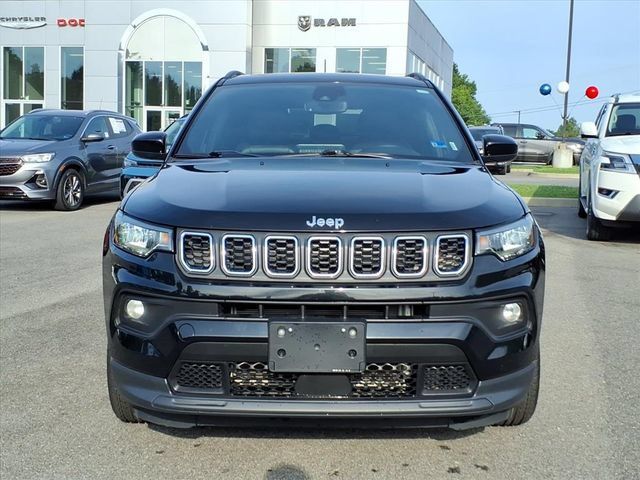 Used 2025 Jeep Compass Latitude w/ Sun & Sound Group AWD/4WD image 10