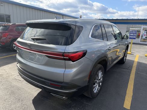 Used 2025 Buick Enclave Preferred image 3