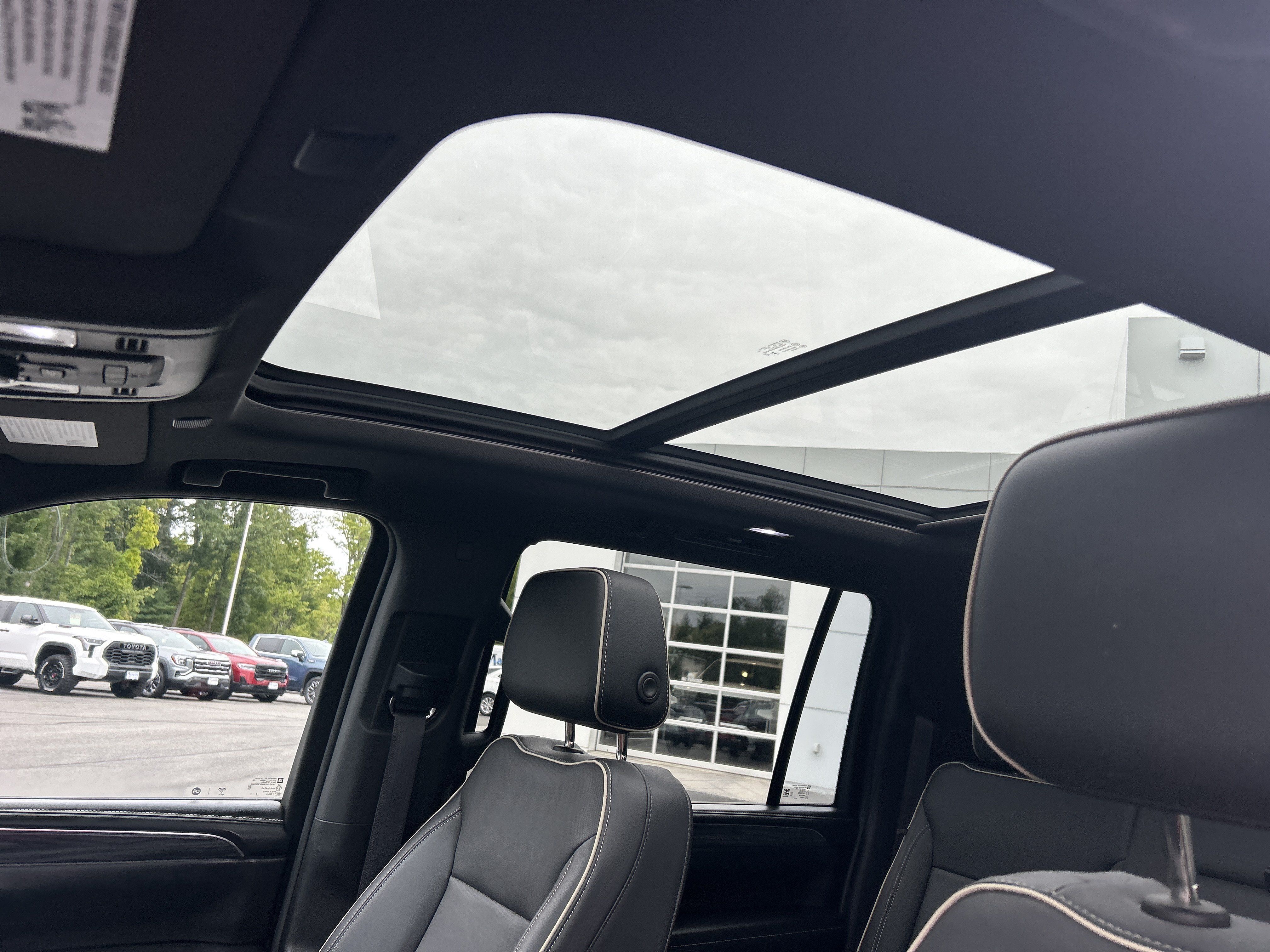 Certified 2023 GMC Yukon XL SLT w/ SLT Premium Package AWD/4WD image 23