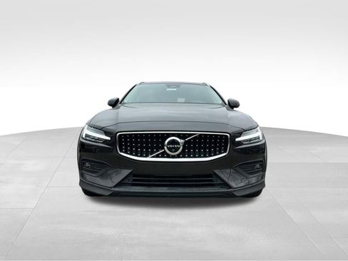 Used 2025 Volvo V60 B5 Cross Country Plus image 3