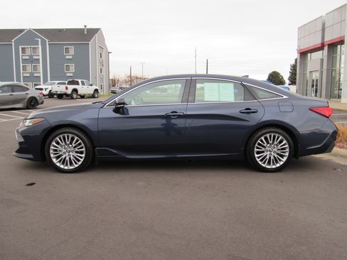 Used 2019 Toyota Avalon Limited image 9