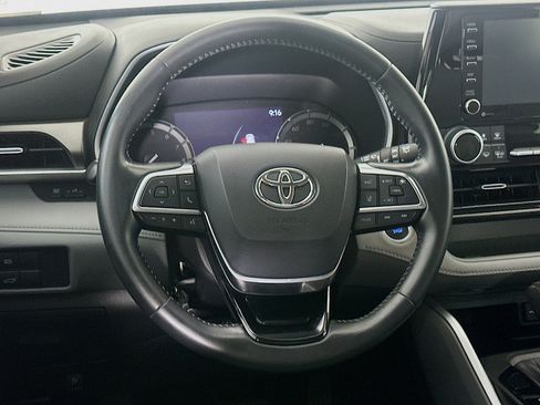 Used 2021 Toyota Highlander XLE FWD image 18