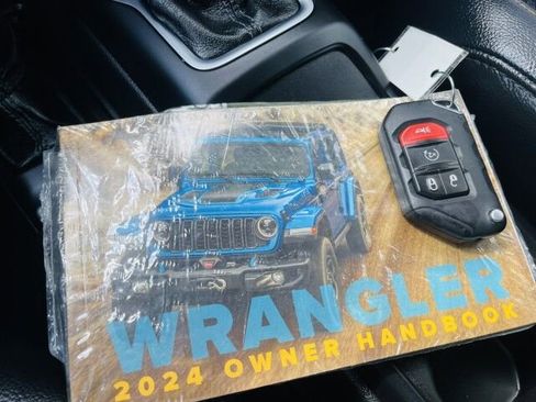 Used 2024 Jeep Wrangler Unlimited Sahara AWD/4WD image 34