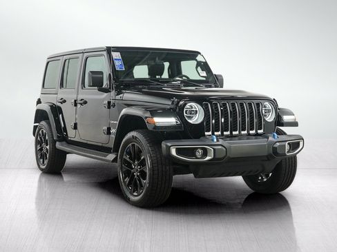Used 2022 Jeep Wrangler Unlimited Sahara w/ Cold Weather Group AWD/4WD image 7