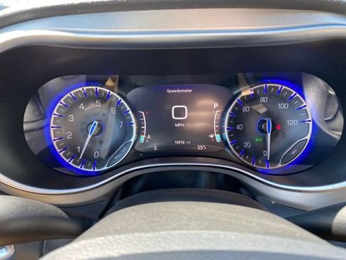 Used 2025 Chrysler Pacifica Pinnacle w/ Trailer Tow Group AWD/4WD image 19