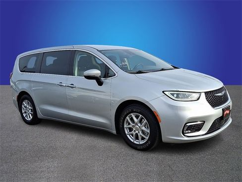 Used 2023 Chrysler Pacifica Touring-L image 3