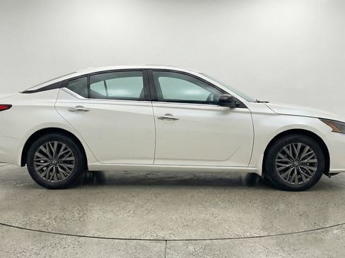 Used 2025 Nissan Altima 2.5 SV image 11