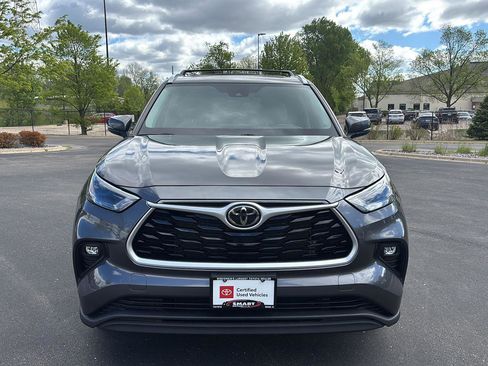 Used 2022 Toyota Highlander XLE AWD/4WD image 6
