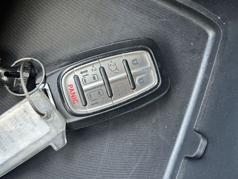 Used 2025 Chrysler Pacifica Select image 27