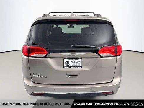 Used 2017 Chrysler Pacifica Touring-L FWD image 6