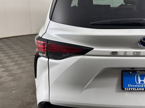 Used 2024 Toyota Sienna Limited FWD image 16