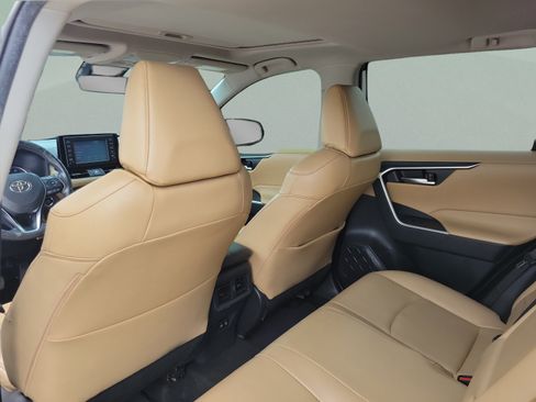 Used 2019 Toyota RAV4 XLE Premium FWD image 12