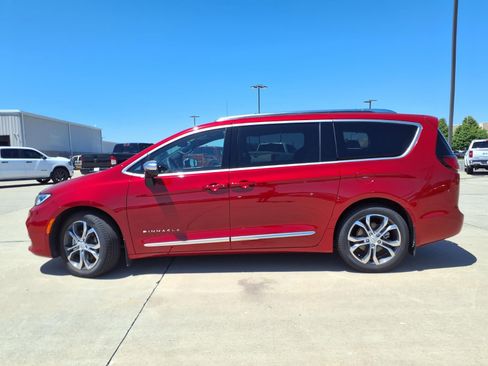Used 2026 Chrysler Pacifica Pinnacle w/ Trailer Tow Group FWD image 35