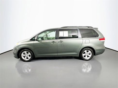 Used 2013 Toyota Sienna LE image 4