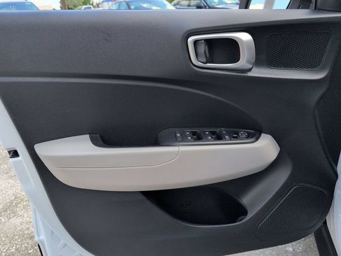 Used 2025 Hyundai Venue SEL FWD image 11
