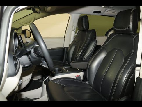 Used 2023 Chrysler Pacifica Touring-L FWD image 23