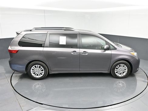 Used 2016 Toyota Sienna XLE image 25
