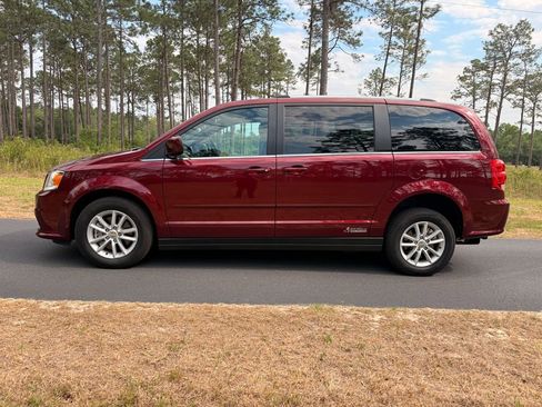 Used 2019 Dodge Grand Caravan SXT FWD image 2