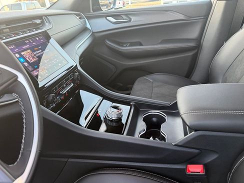 New 2025 Jeep Grand Cherokee Altitude RWD image 23