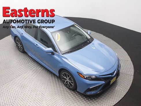 Used 2023 Toyota Camry SE FWD image 3