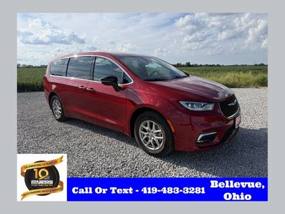 Used 2025 Chrysler Pacifica Select
