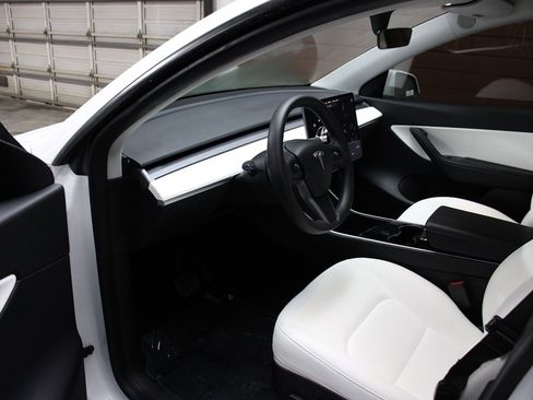 Used 2021 Tesla Model Y Long Range image 25