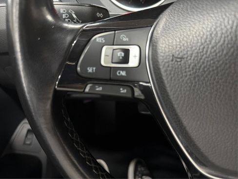 Used 2018 Volkswagen Tiguan SEL FWD image 25