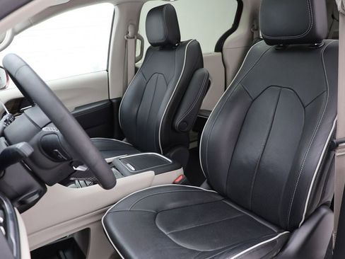 Used 2022 Chrysler Pacifica Limited AWD/4WD image 16