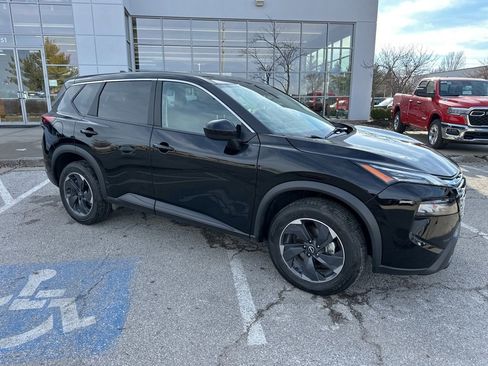 Used 2024 Nissan Rogue SV image 39